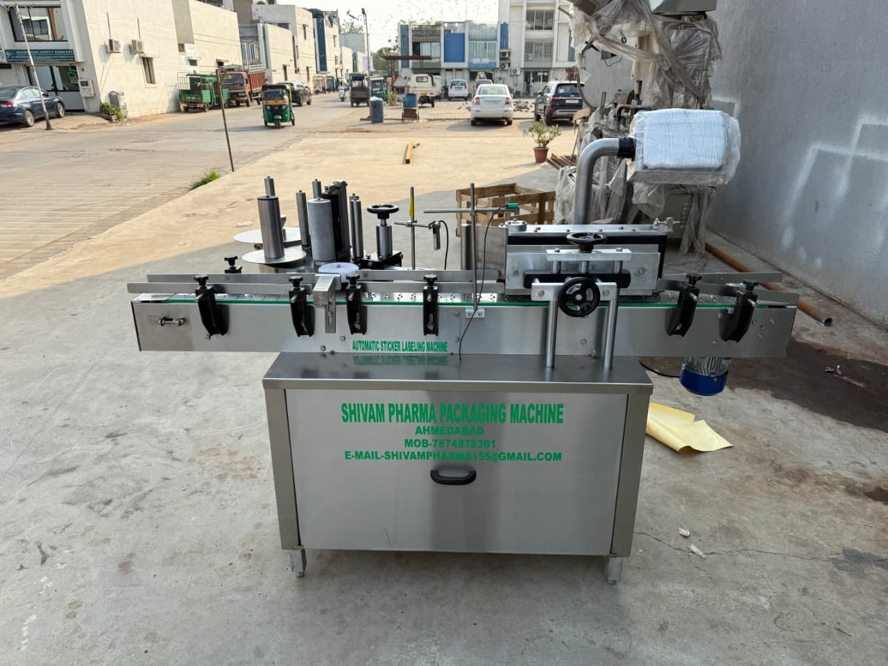 Automatic labeling machine
